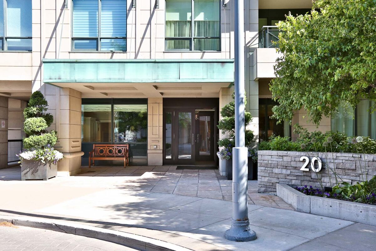 20 Scrivener Square Suite 811 in Rosedale, Toronto