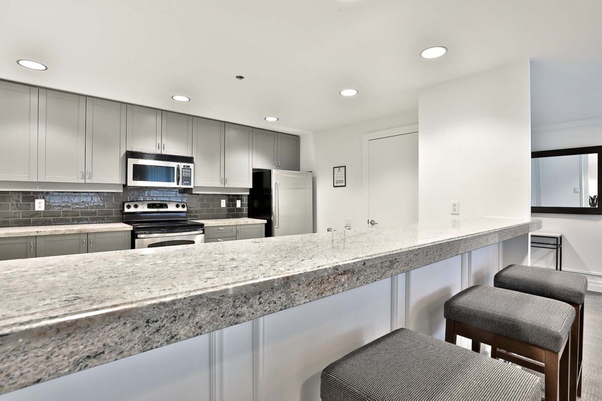 20 Scrivener Square Suite 811 in Rosedale, Toronto