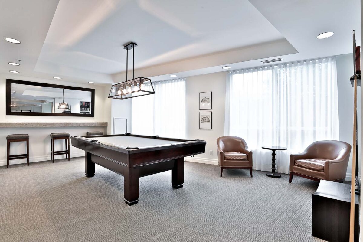 20 Scrivener Square Suite 811 in Rosedale, Toronto