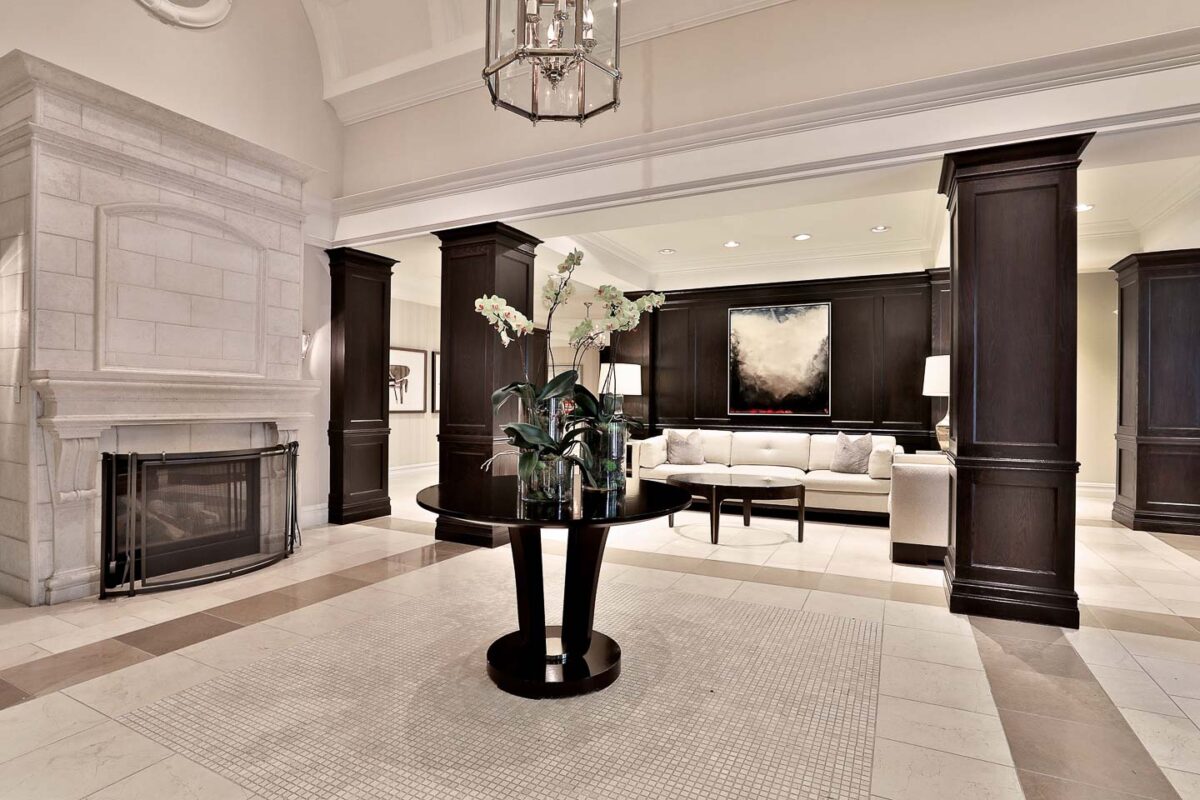 20 Scrivener Square Suite 811 in Rosedale, Toronto
