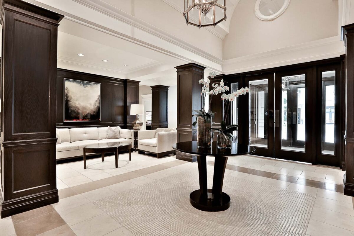 20 Scrivener Square Suite 811 in Rosedale, Toronto