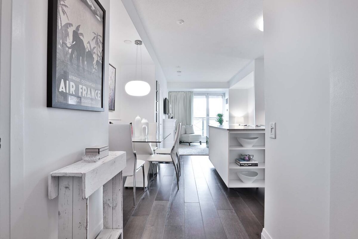 20 Scrivener Square Suite 811 in Rosedale, Toronto
