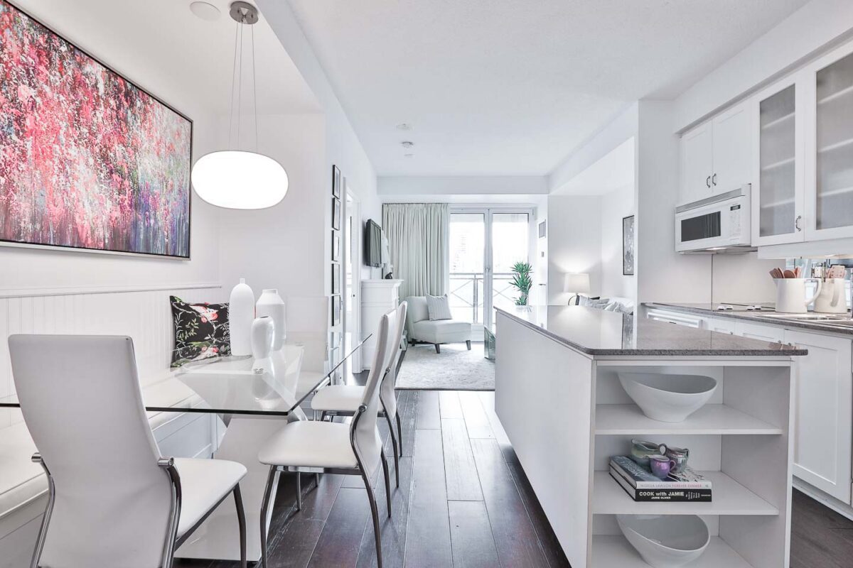 20 Scrivener Square Suite 811 in Rosedale, Toronto