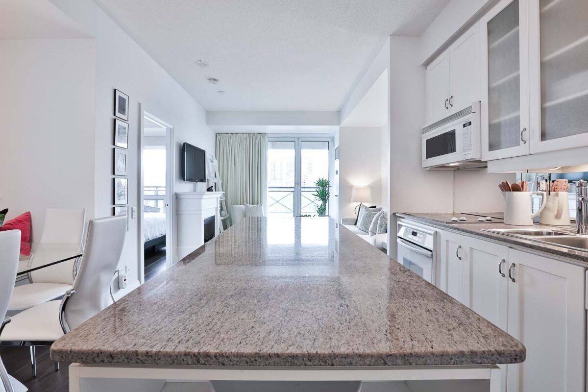 20 Scrivener Square Suite 811 in Rosedale, Toronto